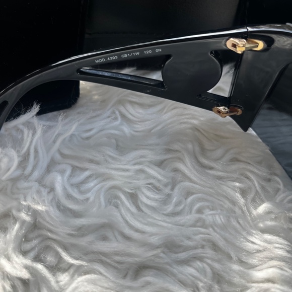 Versace Medusa Icon Shield Sunglasses( changeable lenses) - Picture 5 of 6